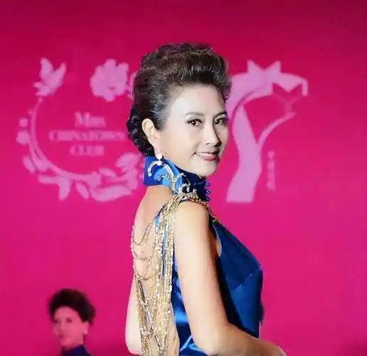 从广场舞大妈到诠释优雅的"旗袍皇后"_曹美丽_女性_年龄