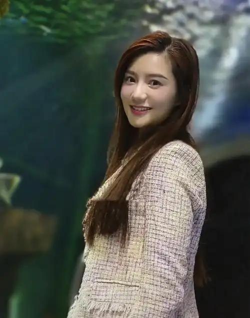 恭喜!猴哥与妻子在老家正式举行婚礼,何钰欣穿红色旗袍孕肚明显