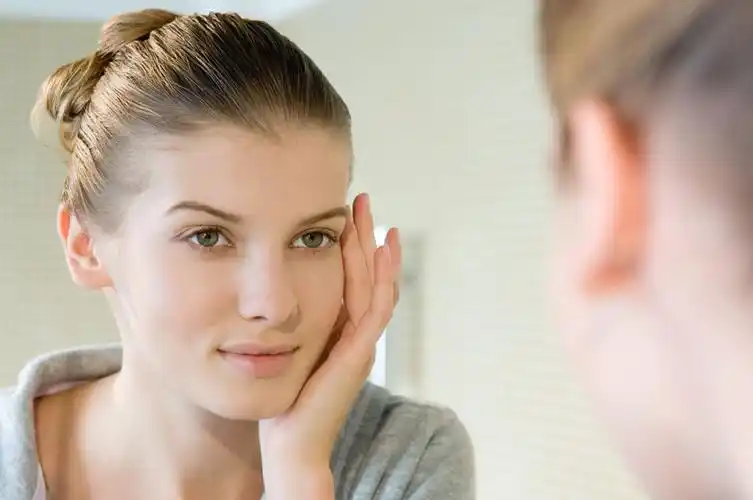 正在照镜子的国外女孩高清图片图片素材下载(图片id:23195)_-女性女人