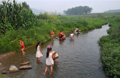 那就是小时候跟小伙伴去家门口的小河游泳玩水