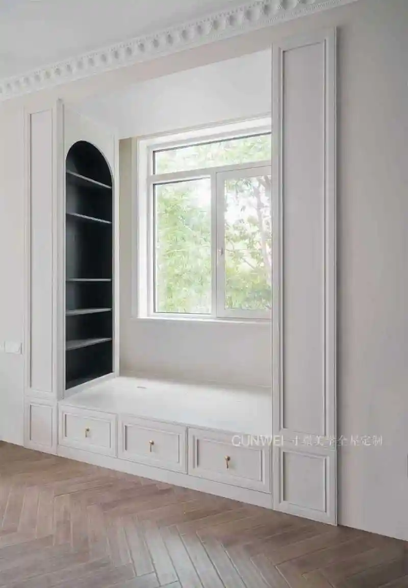 窗边空间千万别浪费,装排卡座书架组合柜,实用性大增根据窗户的位置
