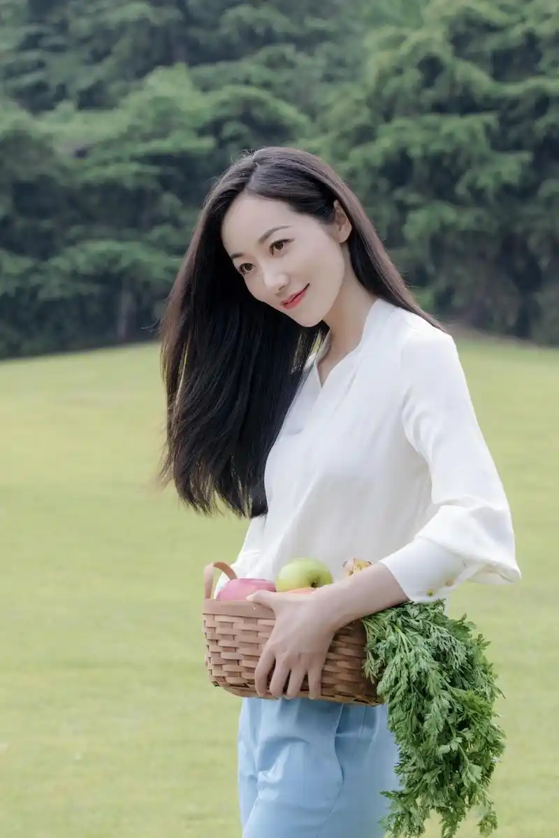 韩雪气质无敌了抱一篮子菜都透着高级感白衬衫蓝裤子太加分