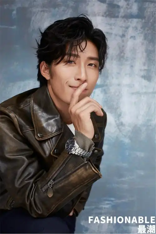 窦骁封面大片曝光 笑容温暖亲切