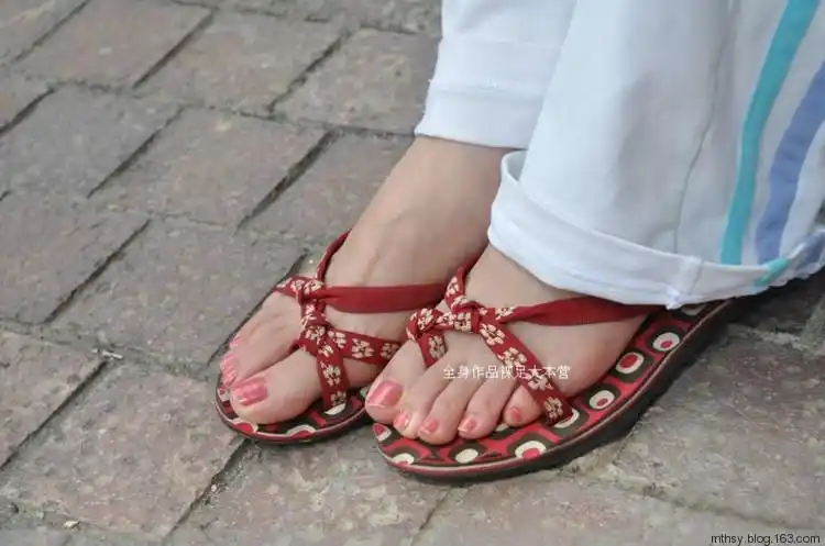 街头随拍芬妮脚 - 全身作品/裸足大本营 - 中国美人腿