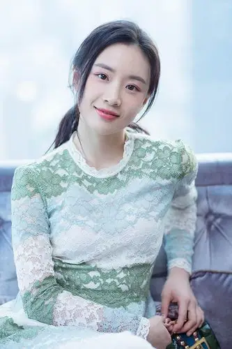 李梦,1992年10月11日出生于湖南省长沙市,毕业于北京电影学院,内蹬