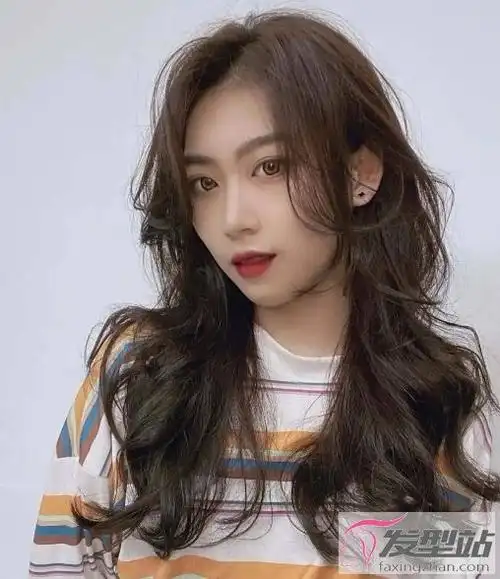 外翻八字刘海怎么卷 时髦显年轻网红刘海推荐_发型站_最新流行发型