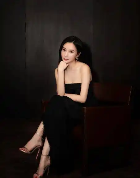 熊乃瑾疑似曝光新恋情,同回爱巢在一起,与男子牵手走路很亲密_男孩