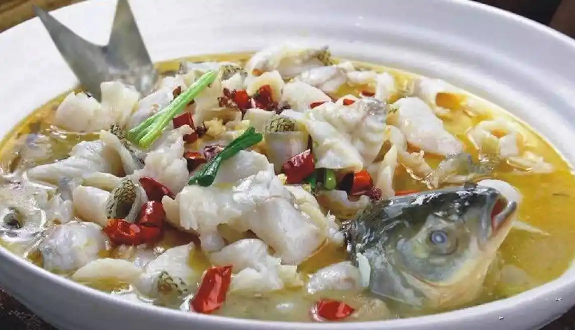 闹中取静装修风格现代简约给人感觉挺舒服,酸菜鲈鱼不用说桌桌必点