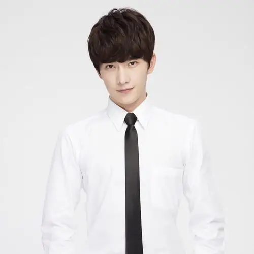 杨洋白衬衫黑领带清新帅气图片