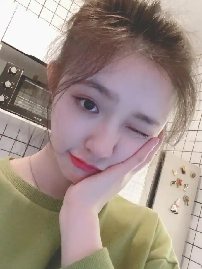 林允营业自拍甜笑wink嘟嘴托腮灵动可爱