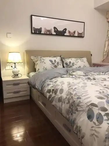 卧室的整体设计是比较通透和明亮的,地板壁纸的装修和家具都不要那么