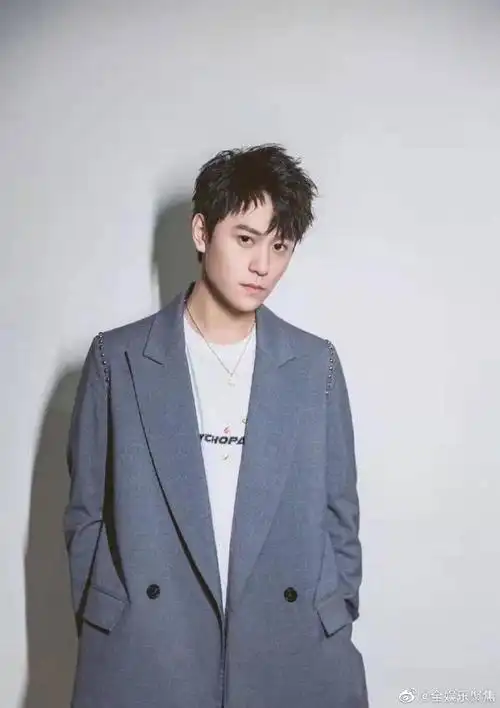 秦俊杰光头造型