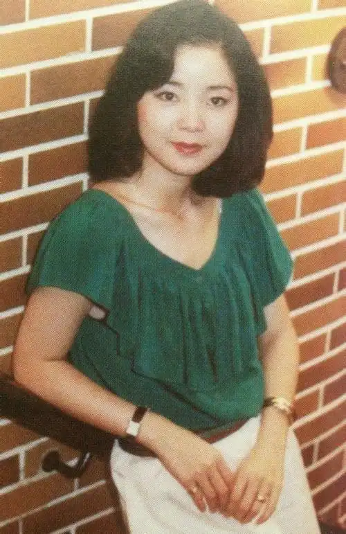 邓丽君旺夫脸太美了全黑造型难掩优雅贵气无美颜滤镜依然惊艳