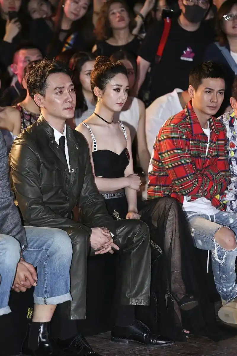 赵丽颖和冯绍峰的离婚事件引起了社会的广泛热议.