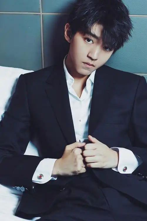 王俊凯"床照"被曝 性感禁欲又撩人