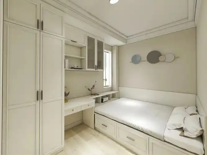 只有7平米的卧室又不想卧室拥挤的话就要最大化利用好每个角落,常规放