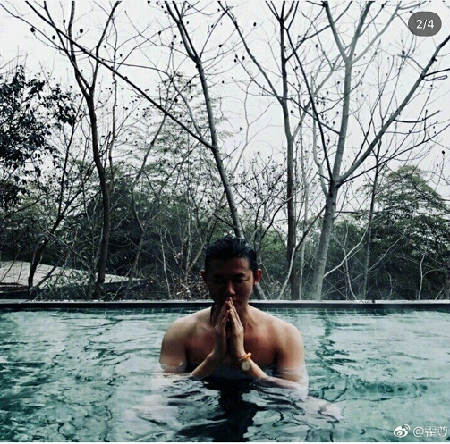 霍尊因相貌被批?看到他的肌肉照片后,网友:男版金刚芭比!