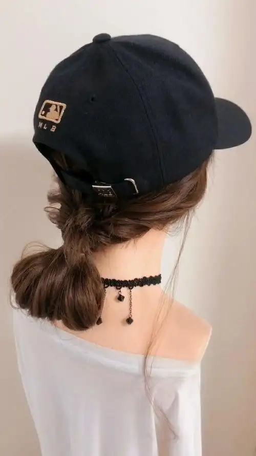 夏天戴帽子,美女们你们就这样的扎头发,很时尚!