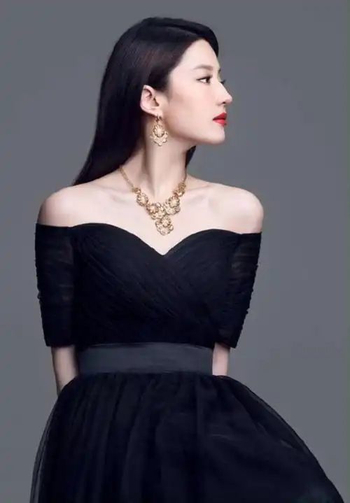 面对众多明星变短发这些长头发明星的存在也是很博眼球