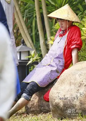 tfboys 新闻列表 > 新闻详情  千玺穿着红色卫衣搭配黑色牛仔裤,今天