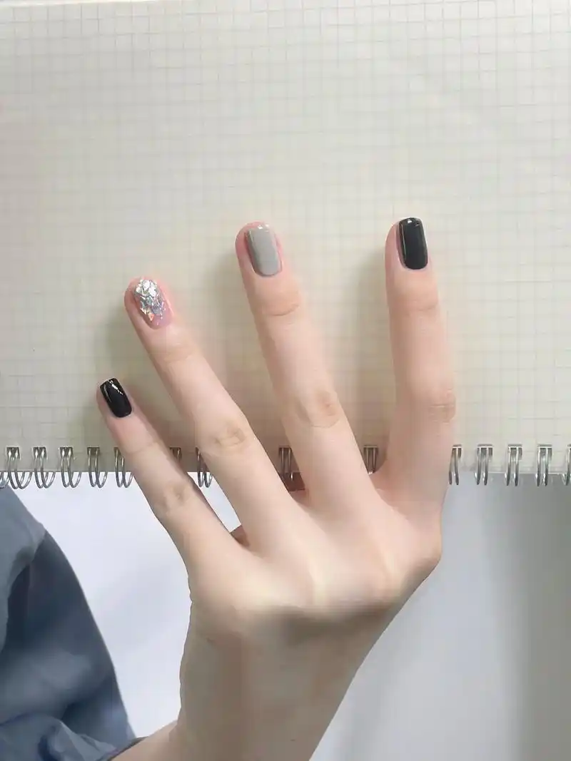 超a超酷的黑灰美甲