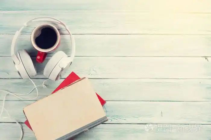 耳机, 咖啡和书