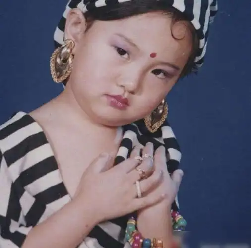 郑爽微博晒童年照,网友:无法接受小时候的颜值!