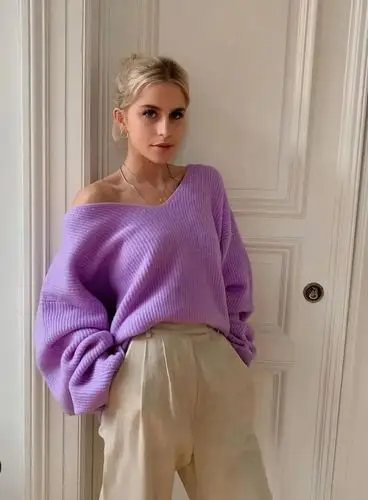 大v领的淡紫色毛衣,还蛮有修饰作用的~慵慵懒懒的很有感觉.