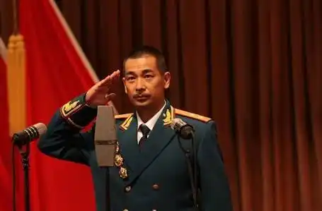 娱乐圈五位硬汉军装照:吴京强势上榜,个个英姿飒爽,一身正气