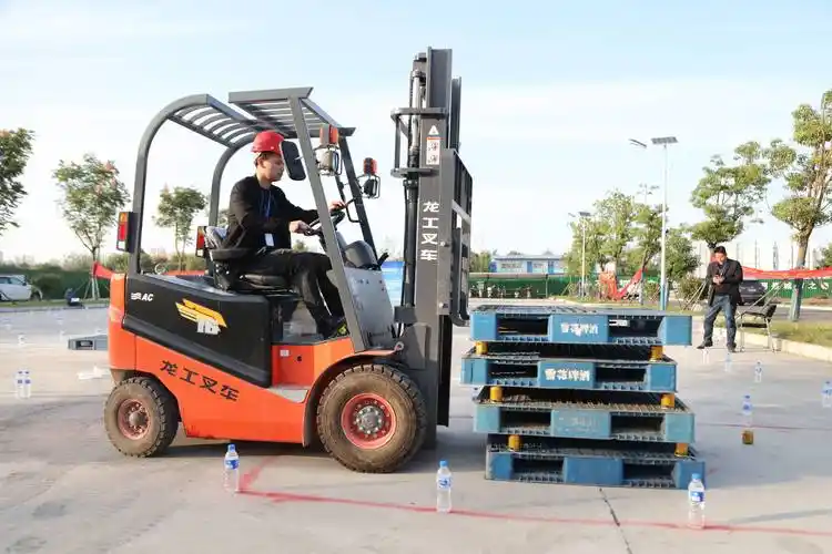 17日下午,大赛组委会为13名优秀选手举办叉车工职业技能大赛理论考试