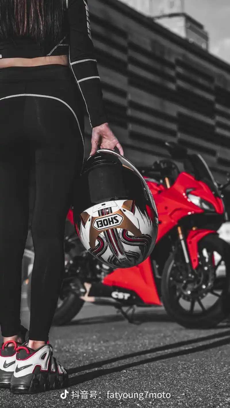 黑衣美女骑士989394.#机车 #骑士 #美女 #跑车#摩 - 抖音