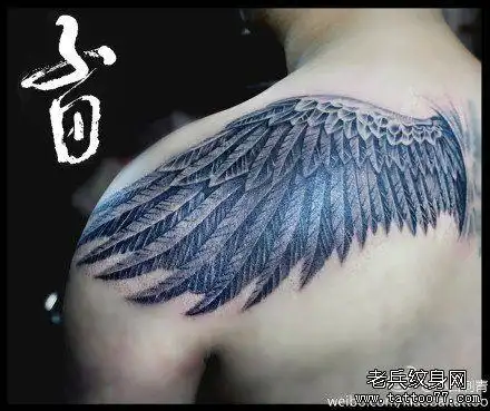 男生后肩背流行很帅的黑白翅膀纹身图案