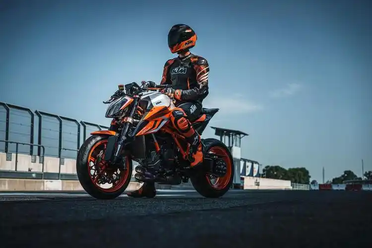 电子悬挂上身ktm1290超级公爵海外发布