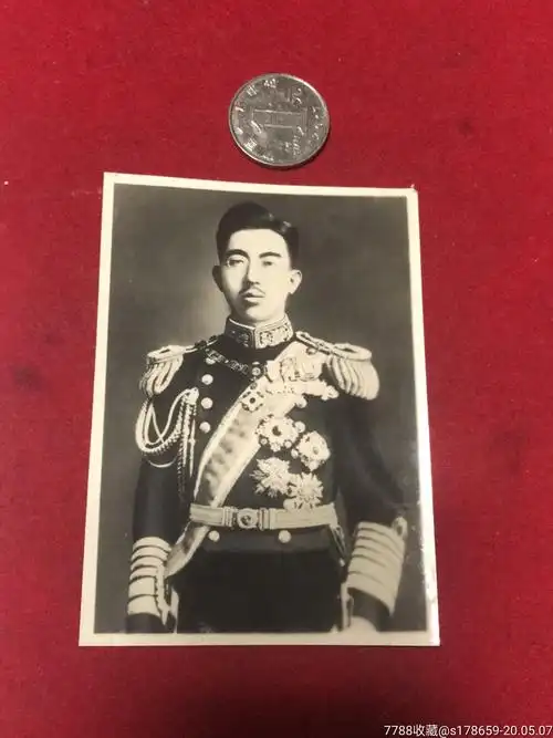 二战时期日本昭和天皇裕仁戎装像