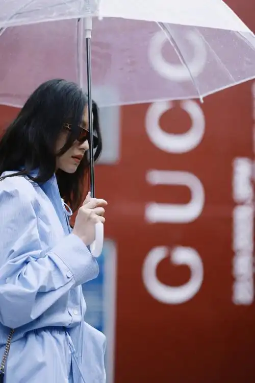 倪妮超话准备出发～@倪妮v一身竖纹休闲套装,在米兰街头尽显随性魅力