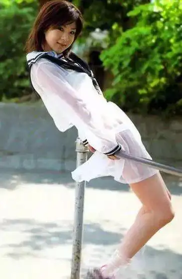 据说这是日本北海道高中女生夏季新校服,几乎全透明,看来日本的a-v真