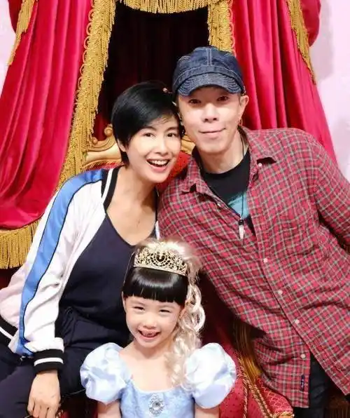 原创原创50岁朱茵为老公庆生送惊喜搂着黄贯中肩膀大秀恩爱