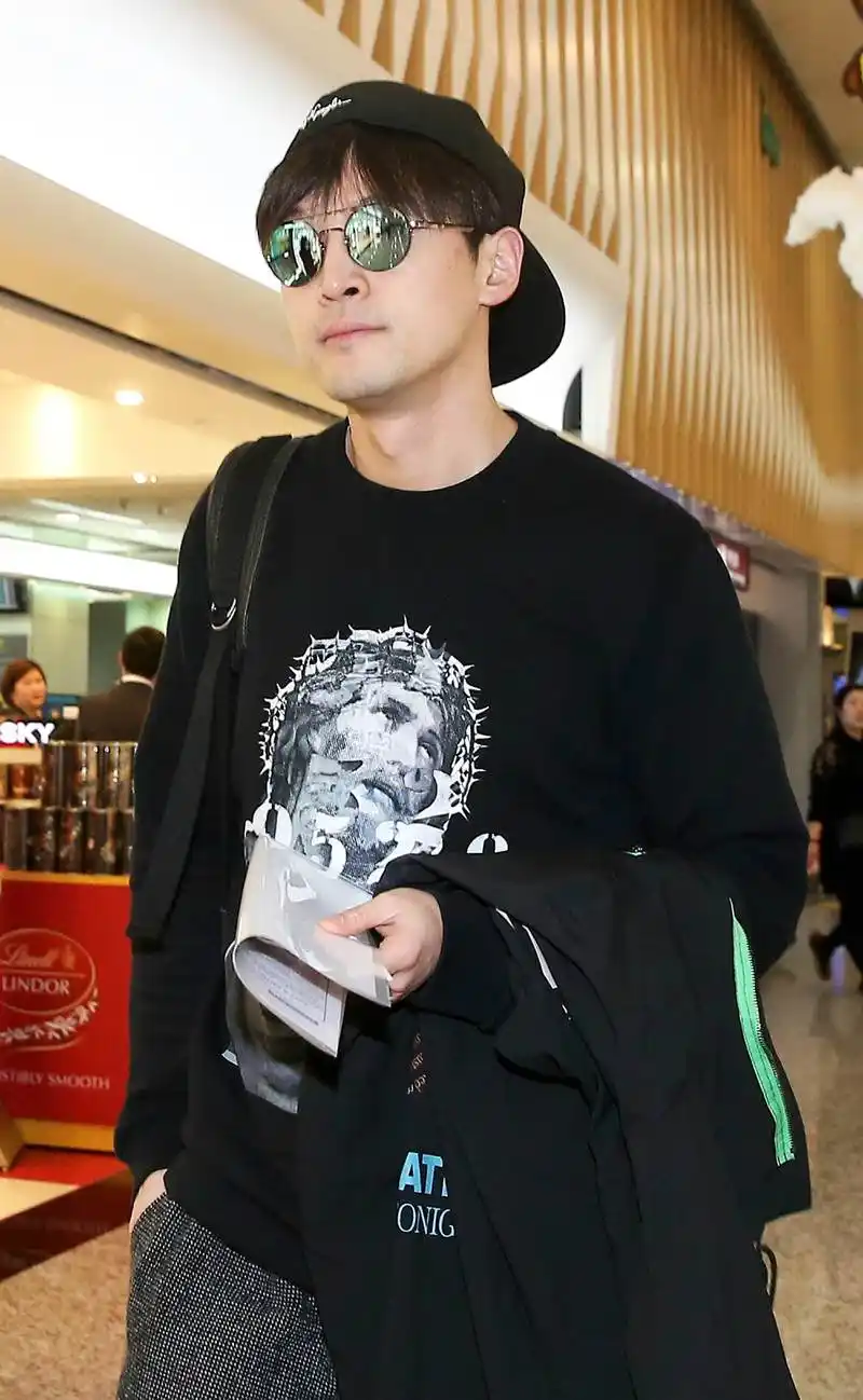 "妇女之友"老胡机场,放荡不羁爱自由,网友:狼外婆还我胡歌!