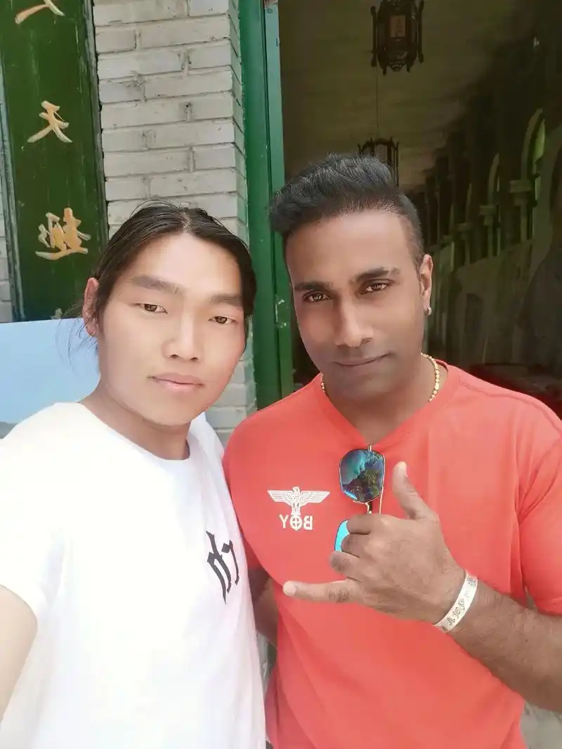 大家好印度人过来看看参观画展