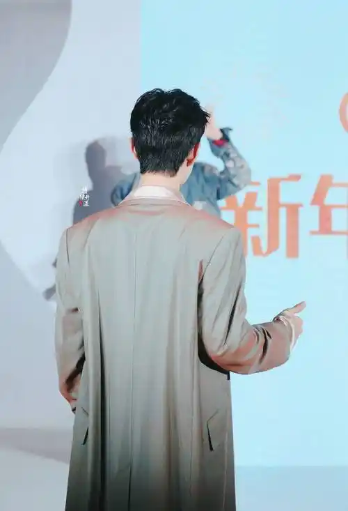 四张肖战背影中混入一张王一博,猜出来的不是因为发型,而是因为配饰