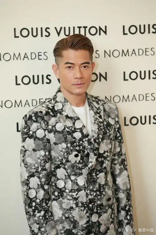 郭富城现身明星酒会,54岁帅哥穿黑白波点西装发型十分炫酷!