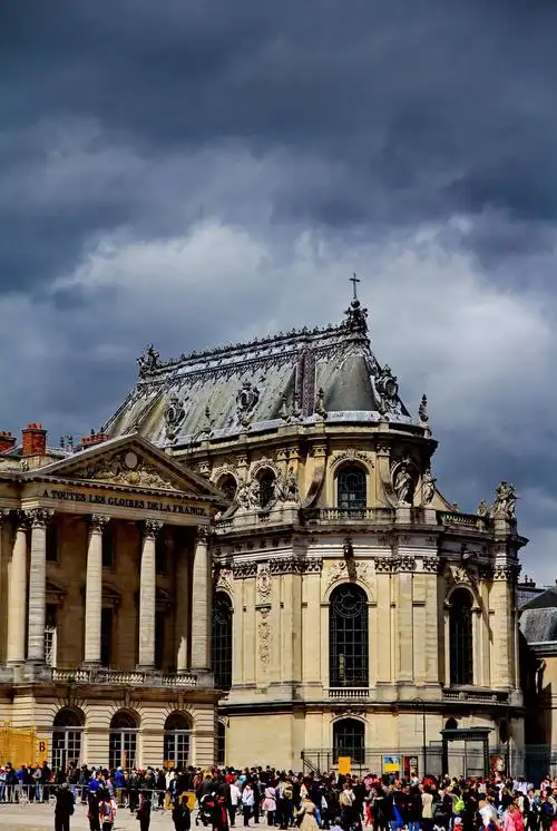 这座建在王宫中的教堂是文艺复兴风格的建筑,与古典风格的宫殿