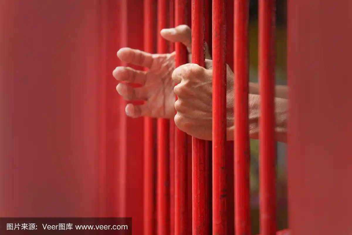 有入狱囚犯的双手背景.