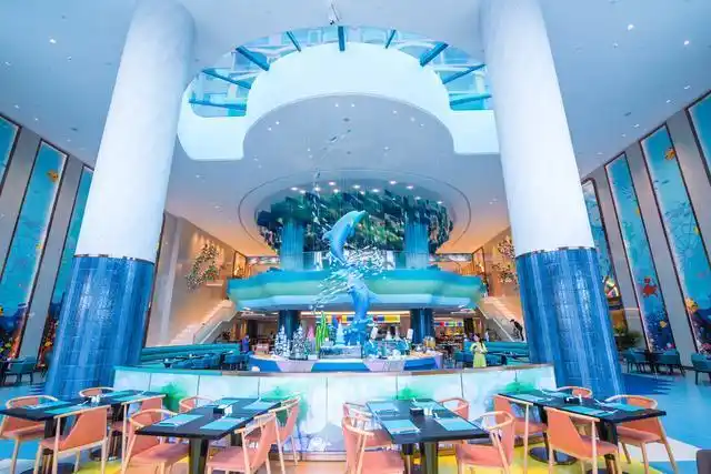 海洋的世界中最瞩目的无疑要属水晶宫,而这里的餐厅,正是我们内心最
