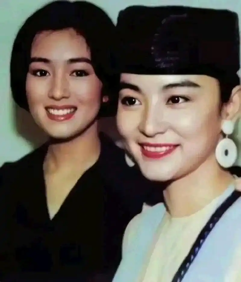 小时候巩俐和林青霞同框,感觉巩俐更漂亮.[三哈]