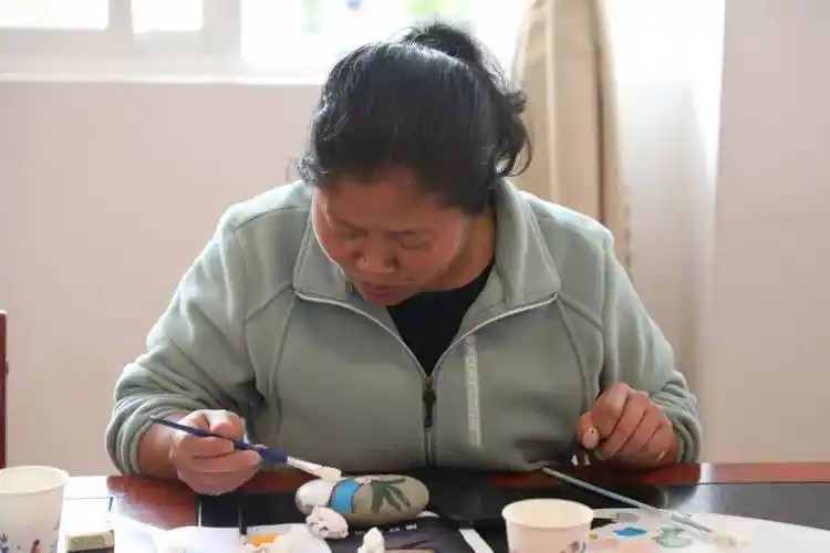 感恩奋进"暨"清正廉洁守底线 奋力担当勇作为"廉政石头画活动_教育