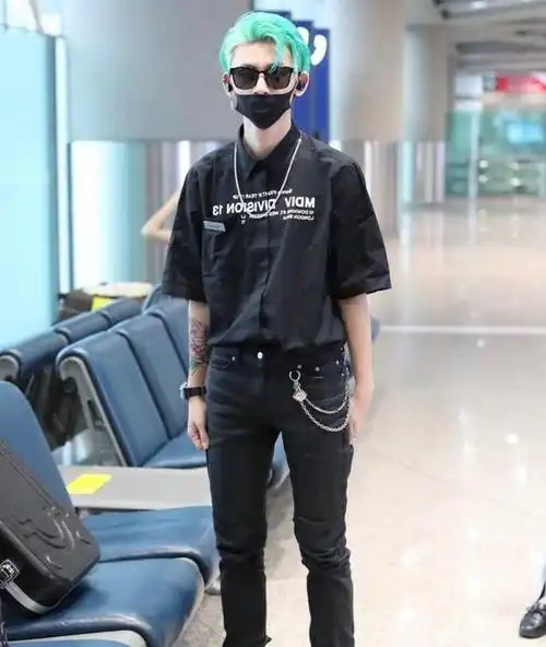 在ninepercent里面有一个组员叫王琳凯,大家都叫他"小鬼",他是一个很