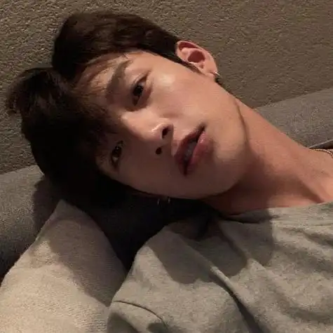 适合成熟男生头像图片真人,成熟的男生给人一种稳重和可靠的感觉