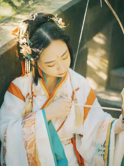 只是披床单扮古装的女孩子长大了