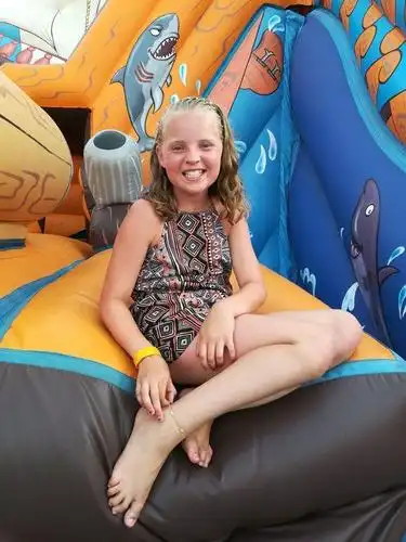 英国11岁小女孩正步行去赶校车,路上一豪车轮胎突然脱落将其砸死